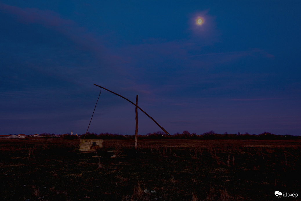 Gémeskút a Holddal 