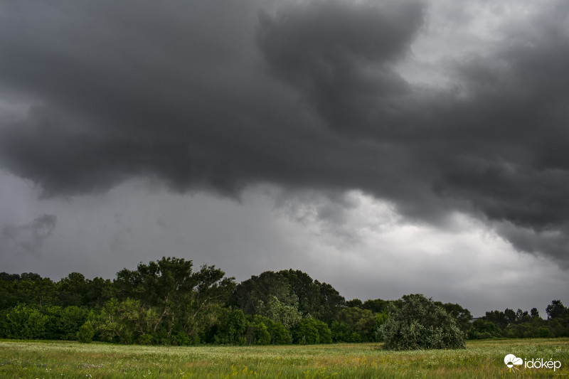 Délutáni zivatar érkezése Budapestre