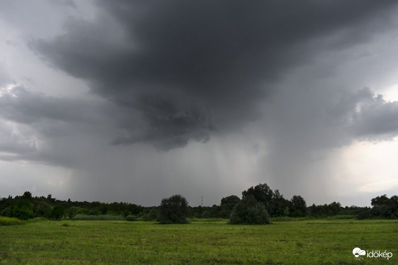 Frissítő zivatar érkezése észak felől nem sokkal ezelőtt Budapestre. 