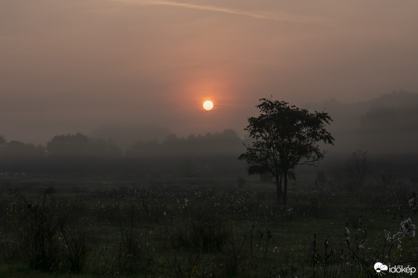 Ködös, párás napkelte ma reggel Bp. határában. 