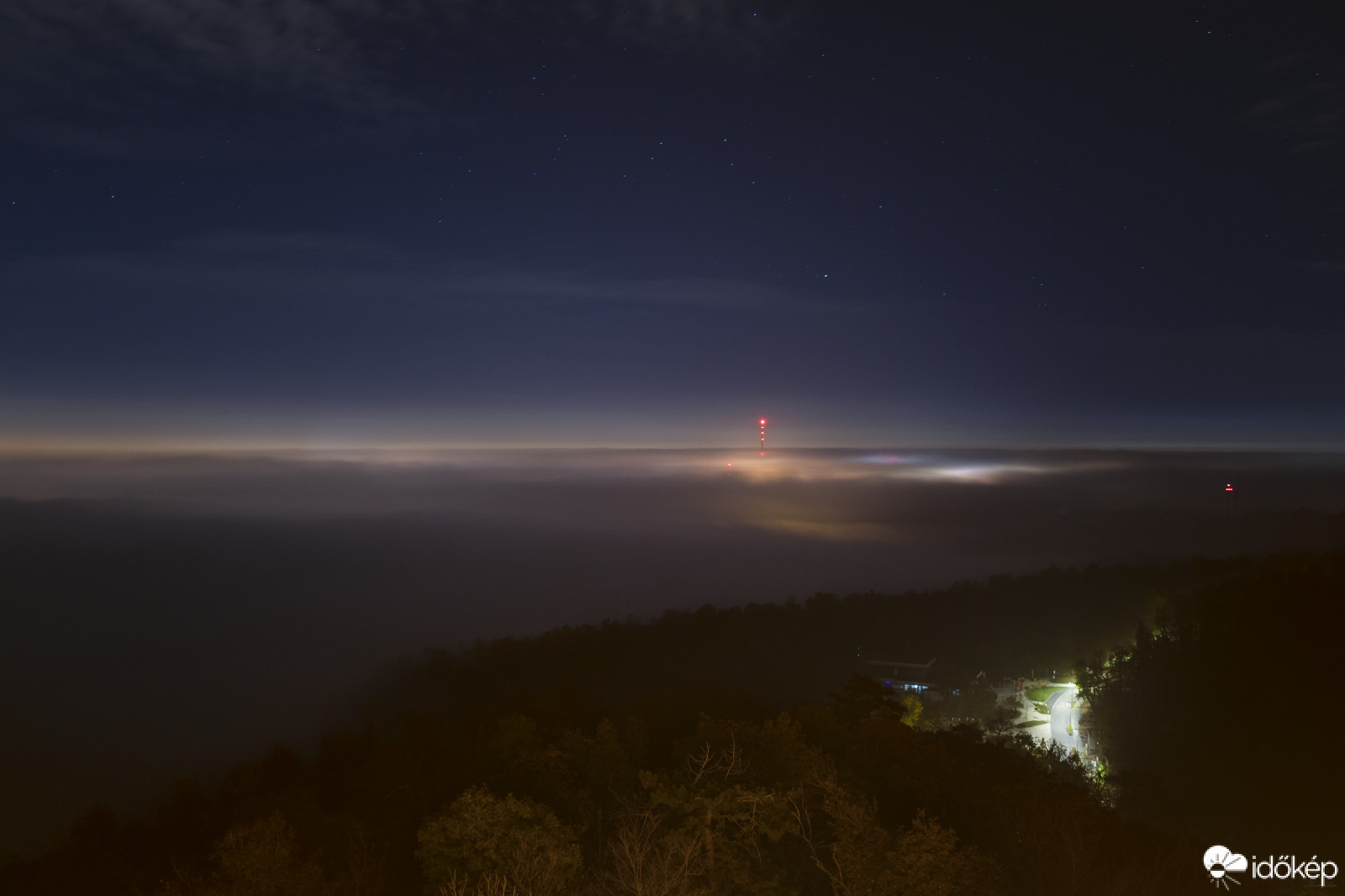 Budapest feletti alacsony szintű rétegfelhőzet tegnap este, melyből Normafa egy része és a János-hegy kiemelkedtek.