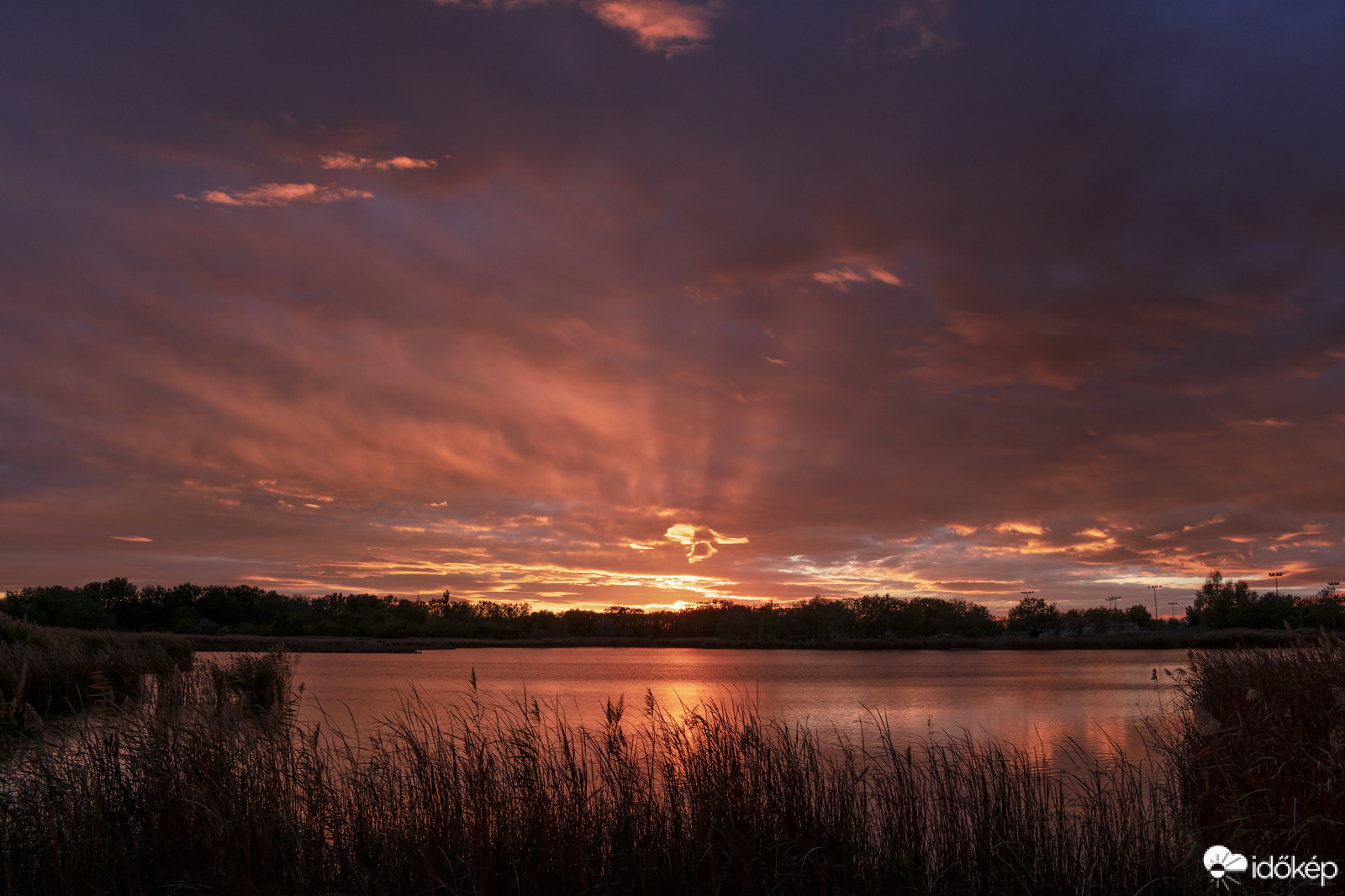 Látványos, alásütős naplemente tegnap este Sós-tónál, Székesfehérváron.