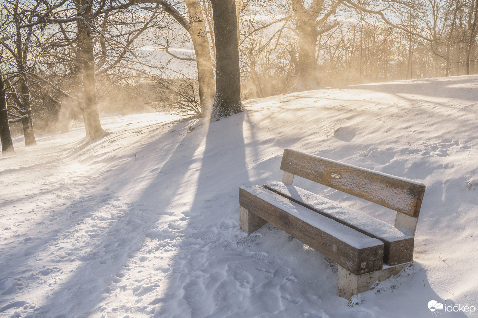Hóátfúvás a napfényben. 
