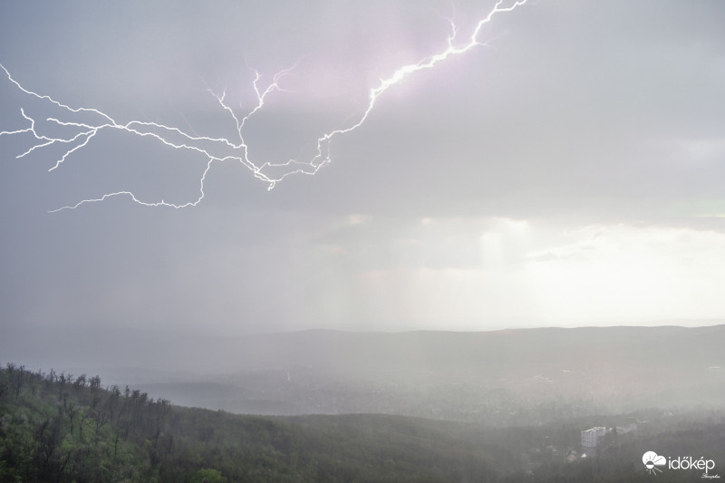 Villámlás a János-hegyen