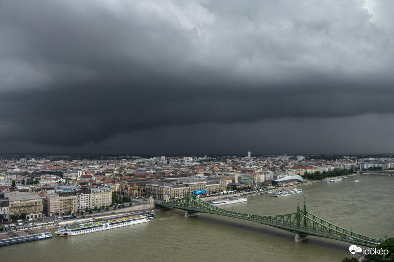 Látványos peremmel érkező Budapestre