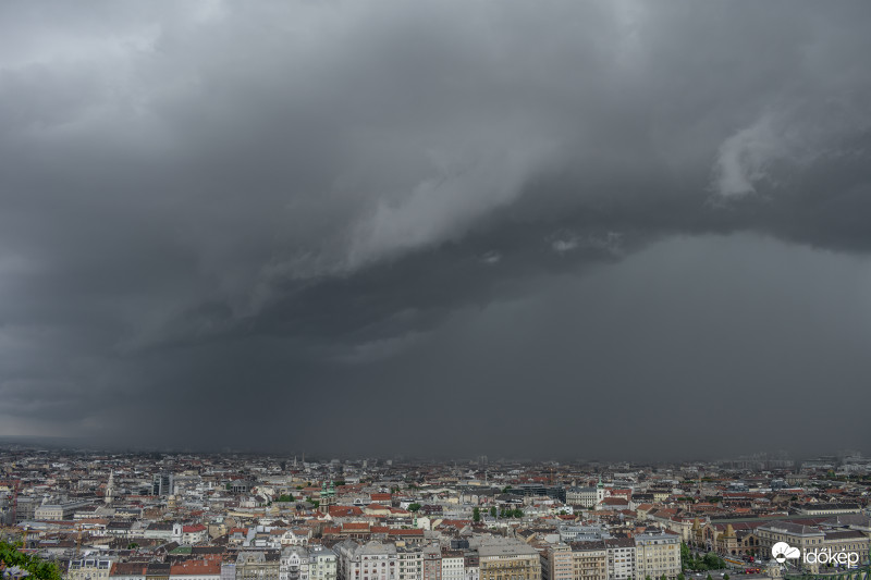 Peremfelhős zivatar érkezése Budapestre