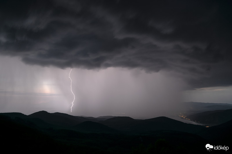 Tegnapi zivatar érkezése peremmel és lecsapóval Dobogókőre. 