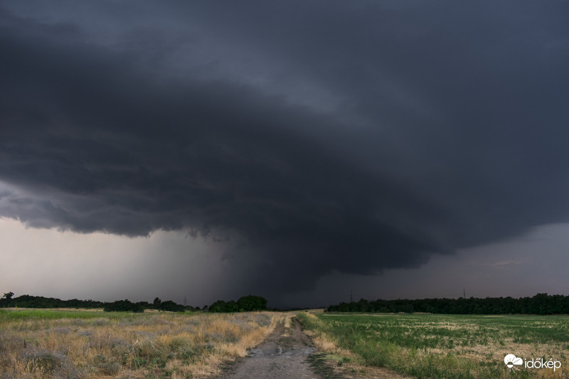 Izolált klasszikus szupercella érkezése Budapest környékén.