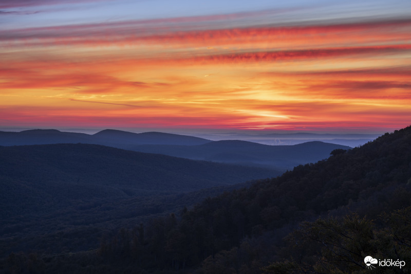 Látványos napkelte alásütéssel Dobogókőn. 