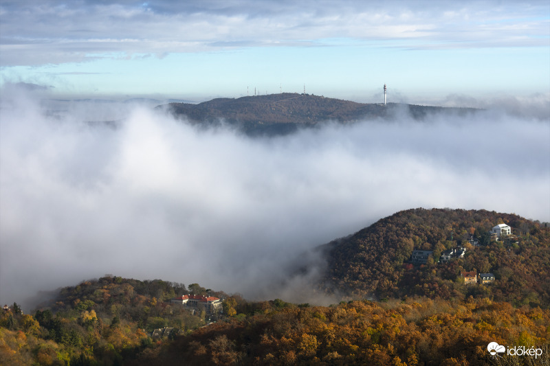 Ma reggeli csodás kilátás Normafáról a ködtengerből kiemelkedő Hármashatár-hegyre.