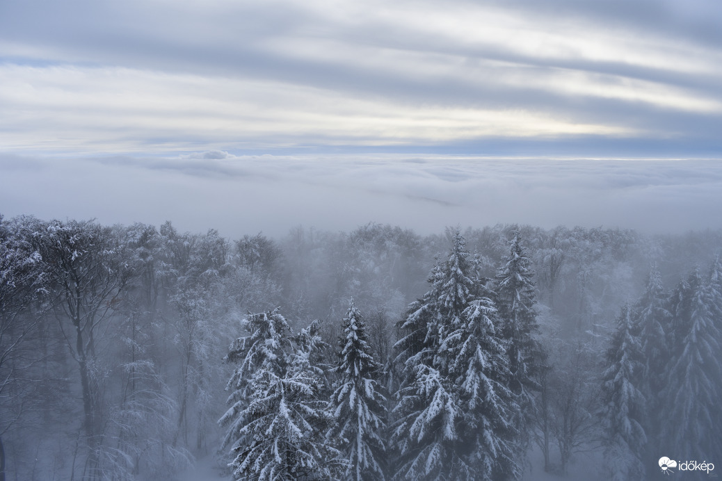 Ködös párás téli hangulat Kékestetőn. 