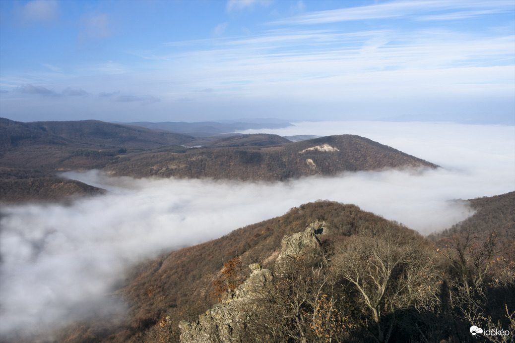 Látványos ködfolyam a Vadálló-kövek környékén