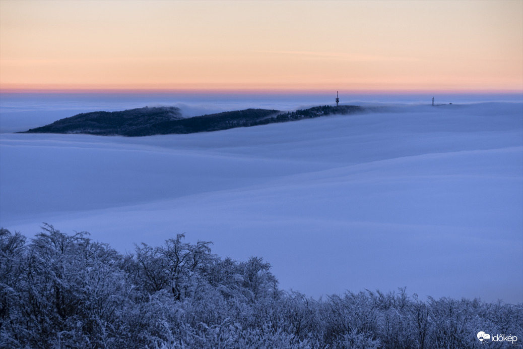 Látványos ködpaplanból kiemelkedő Galyatető és környéke