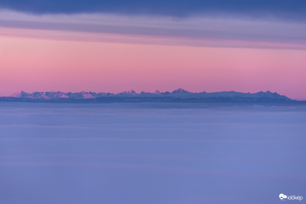 Rétegfelhőzetből kiemelkedő Magas-Tátra csúcsai Kékestetőn fotózva. 