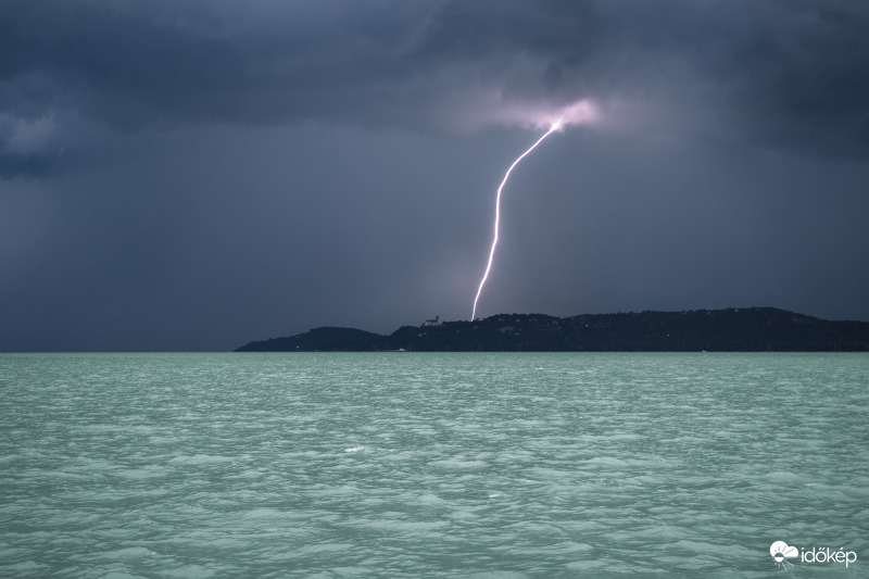 Tihanyba lecsapó villám Balatonfüreden fotózva. 