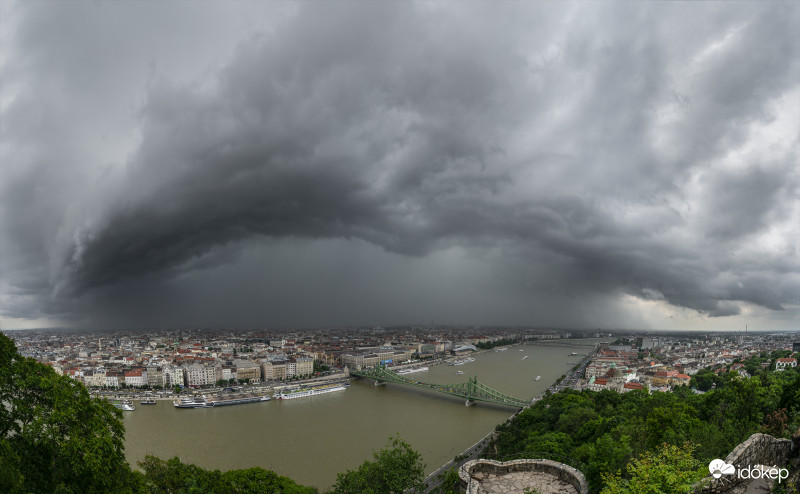 Brutál peremfelhővel érkező zivatar tegnapelőtt Budapest felett.