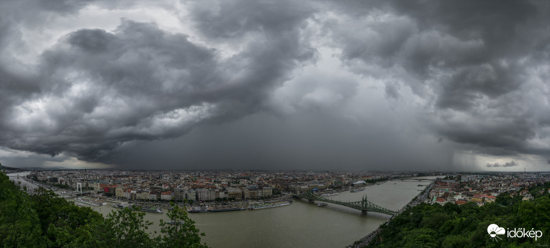 Budapest méretű zivatar panorámája szerdáról. 