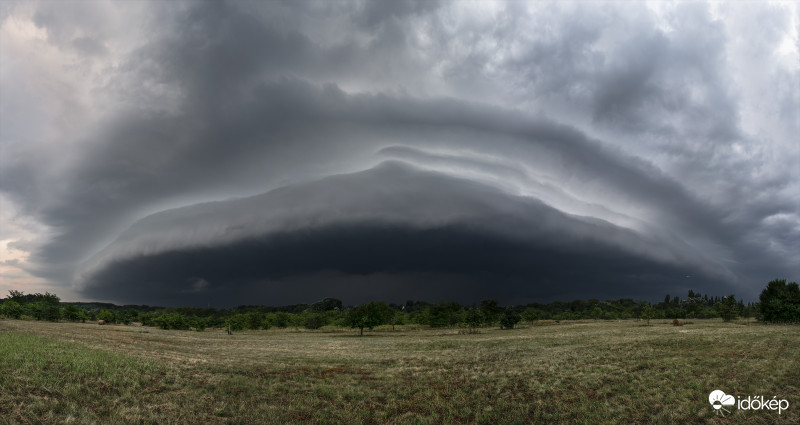 Brutal, látványos peremfelhős zivatar érkezése Budapestre
