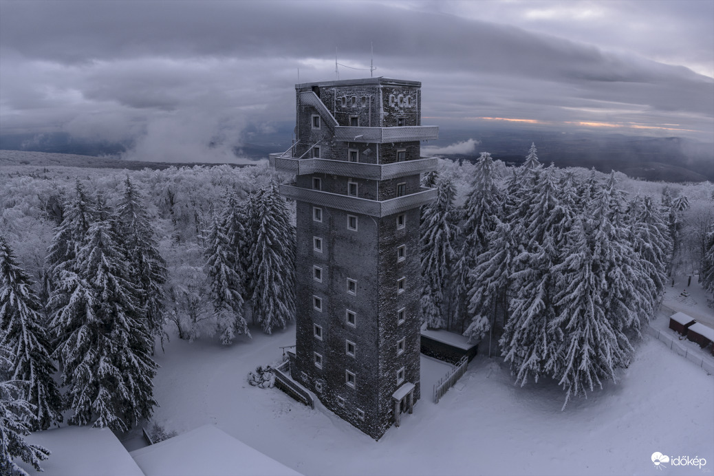 Mikulásnapi téli hangulat naplemente előtt Kékestetőn a régi TV toronynál. 
