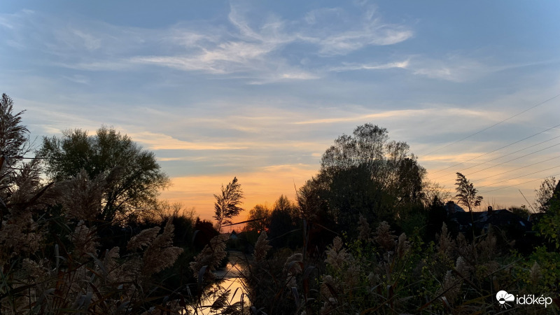 Alkonyat a sétányon