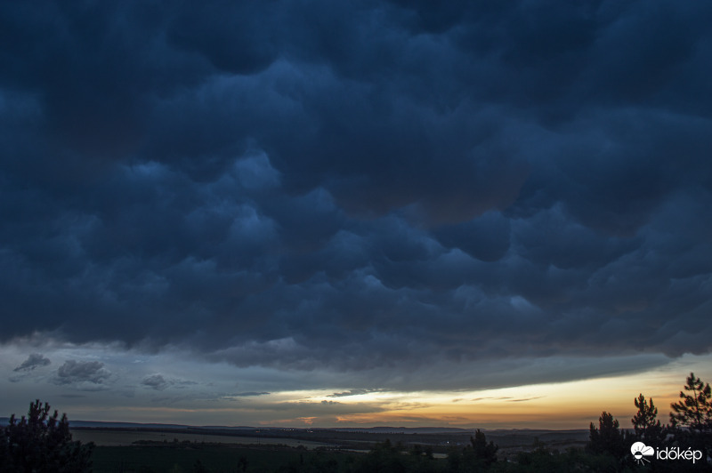 Mammák díszítették a naplementét.