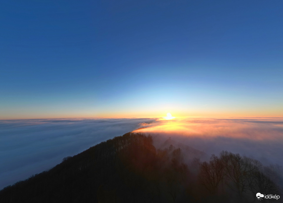 Napkelte a felhők felett