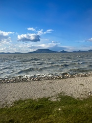 Így hullámzott ma Fonyódnál a Balaton