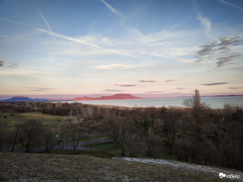 Az új év első naplementéjének fényei a Balatonnál