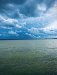 Gyűlnek a viharfelhők a Balatonnál