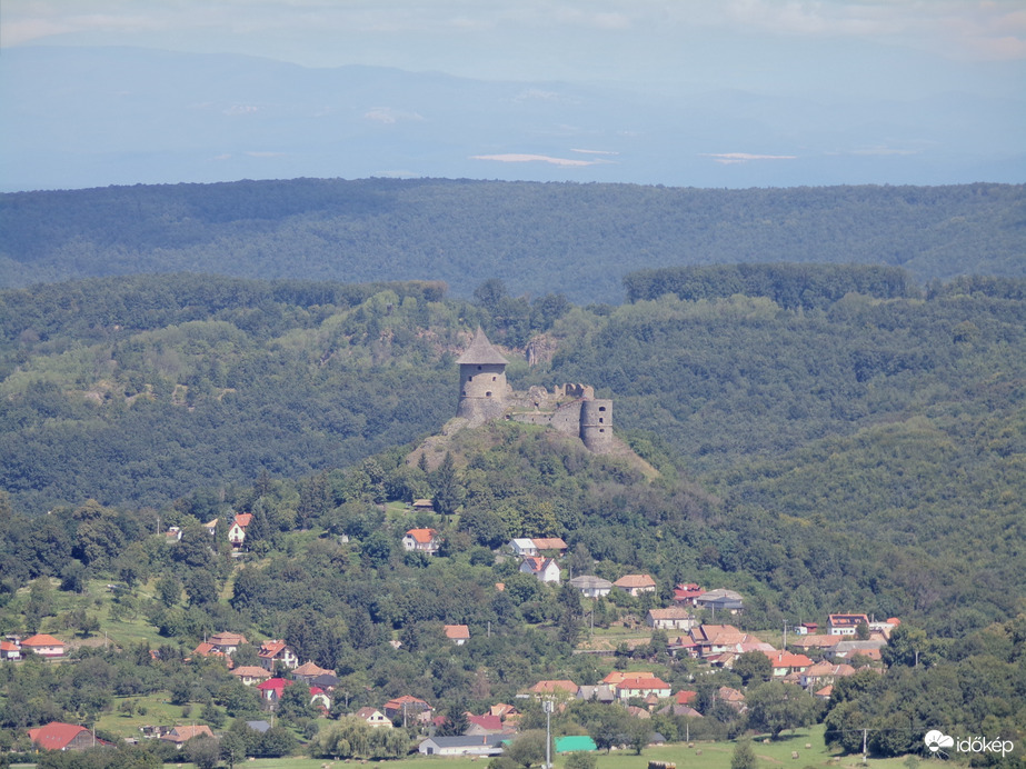 Somoskő várának látványa a Salgó várából