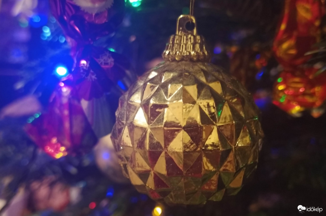 Áldott, békés, boldog karácsonyt, és kellemes ünnepeket kívánok Mindenkinek! :)