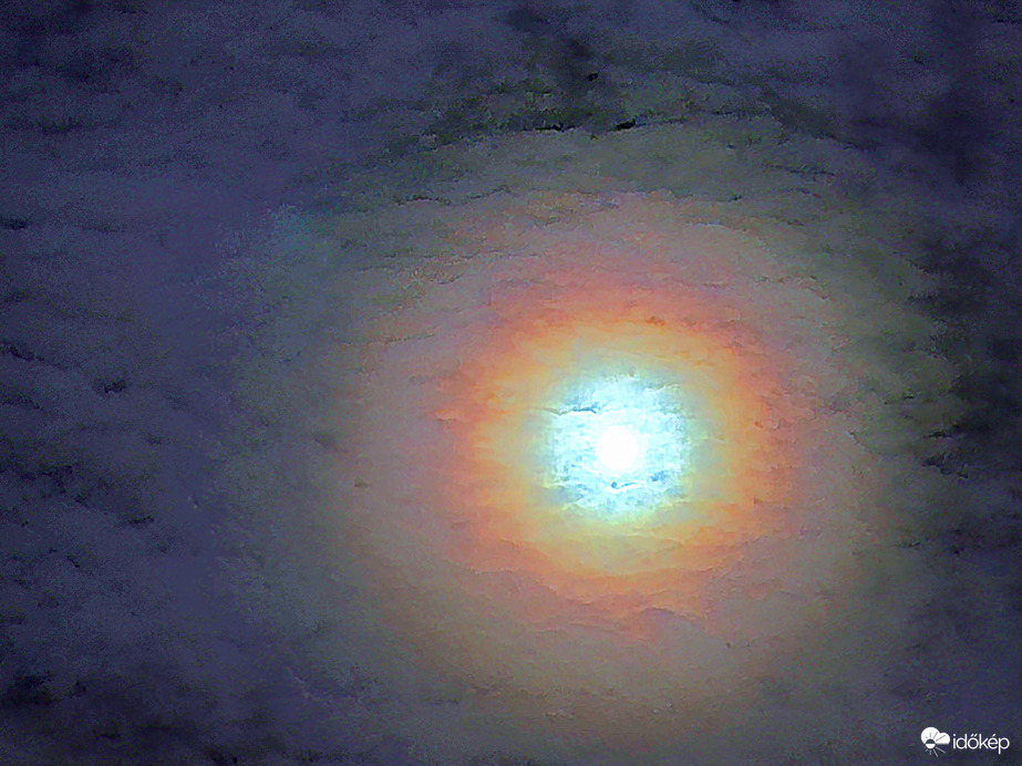 2025.09.08. 22:49 Holdkoszorú fátyolokon