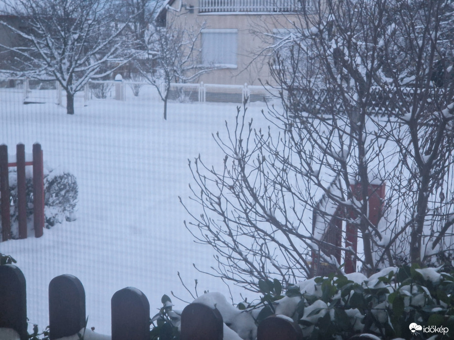 Tengelicen már a kapú allját ellérte a hó