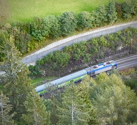 Hegyek völgyek között, zakatol a vonat:)