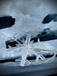 Ha elmúlik karácsony, A szeretet lángja halványabban ég, De ha vigyázunk rá, nem alszik ki még.