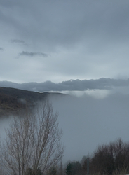 Völgyet betakaró felhőzet