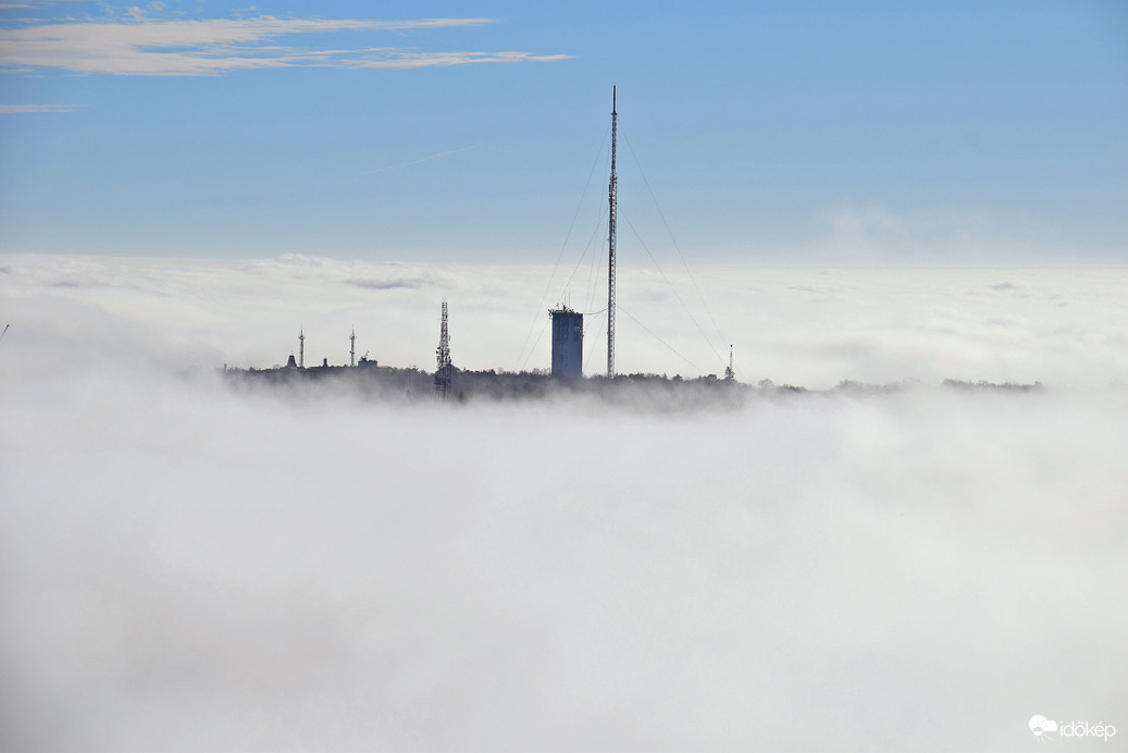 Hadihajó a háborgó tengeren