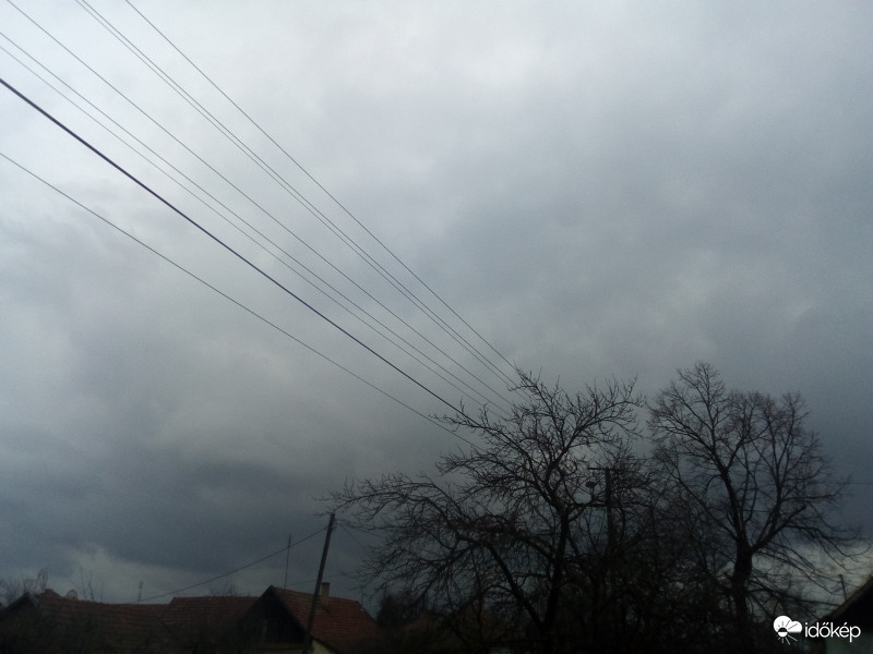 Viharfelhők Bêkés felett.