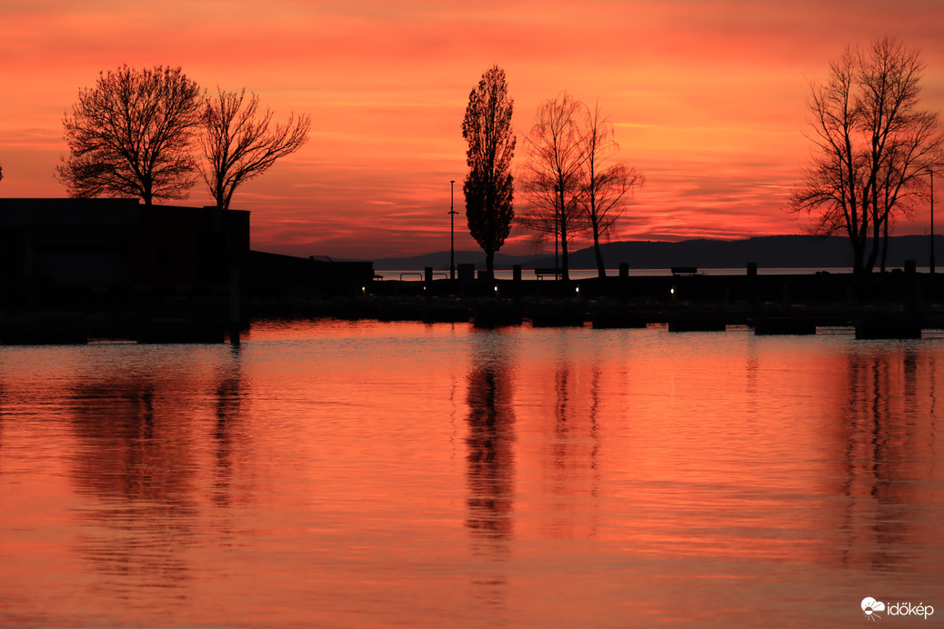 LEMENŐ NAP MINDENT VÖRÖSRE FESTETT