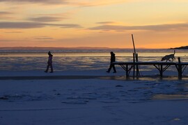 ALKONYATI FÉNYEK A  BALATON PARTON