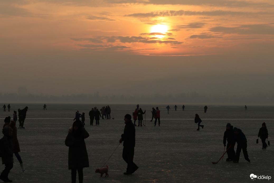 LENYŰGÖZŐ LÁTVÁNY A BEFAGYOTT BALATONON