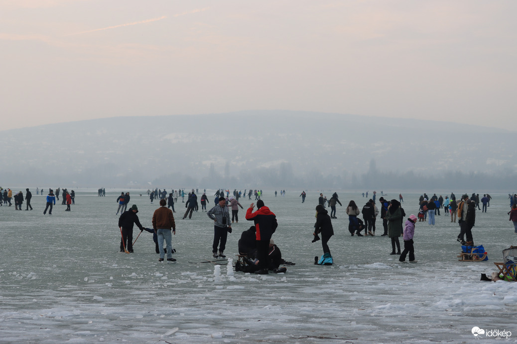 Élet a jeges Balatonon