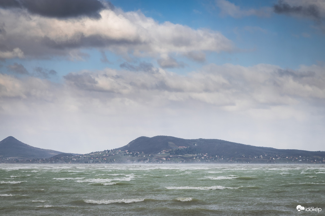 Porzó Balaton tegnap az erősen viharos szélben