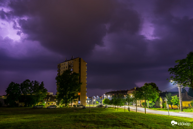 Falfelhő gyanús képződmény péntek este