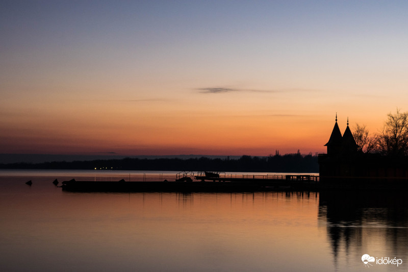 Az utolsó hónap első naplementéje