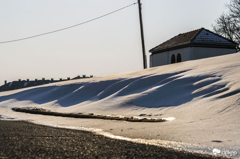 Nagyjából 30-40 centis hófalat épített a szél és a hó tegnap