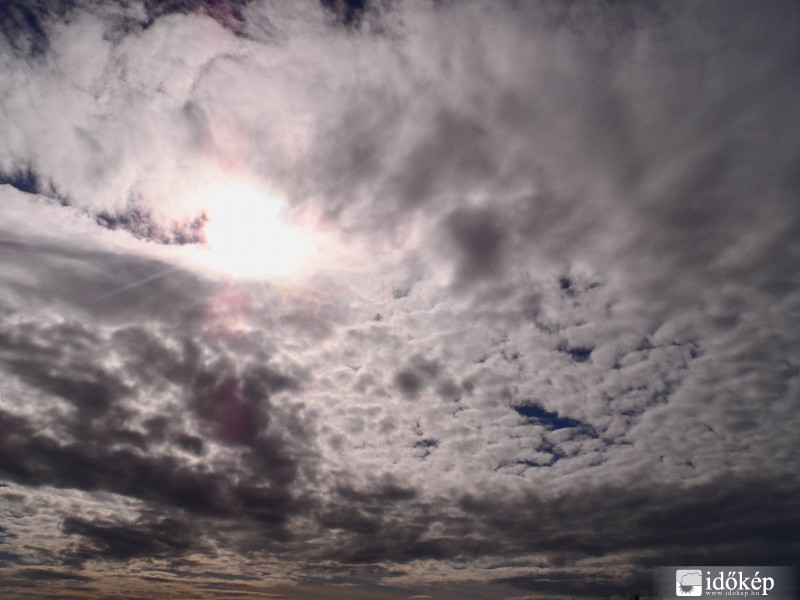 Felhők között a Nap