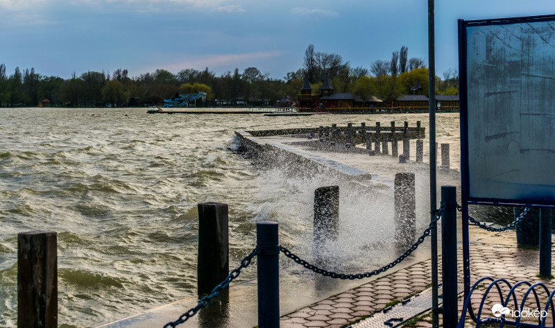 Tegnap késő délután a feltámadó szél hatalmas hullámokat keltett a Balatonon
