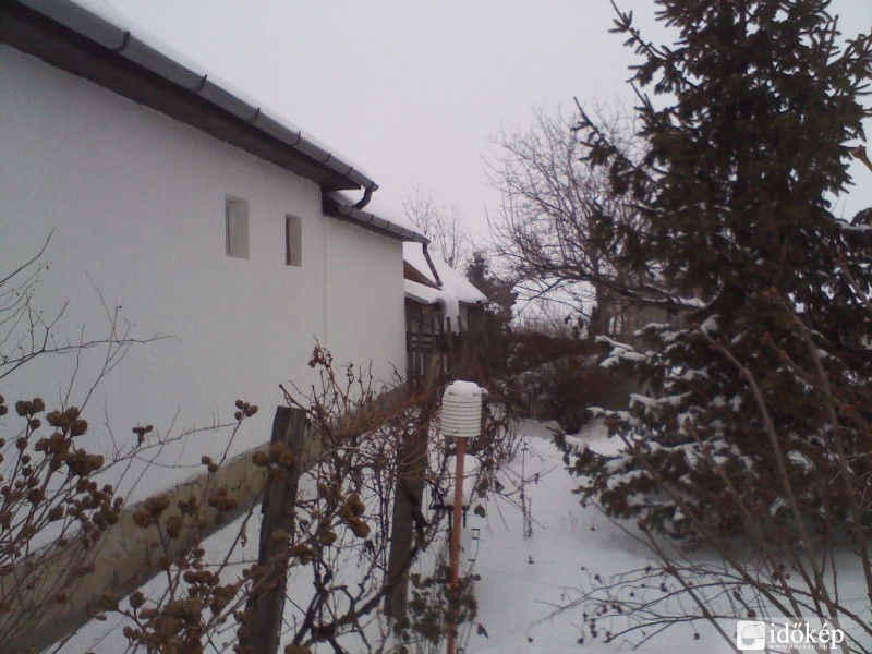 Az árnyékolóm,már közelebbről,oldalról,a kapunkon kívülről.