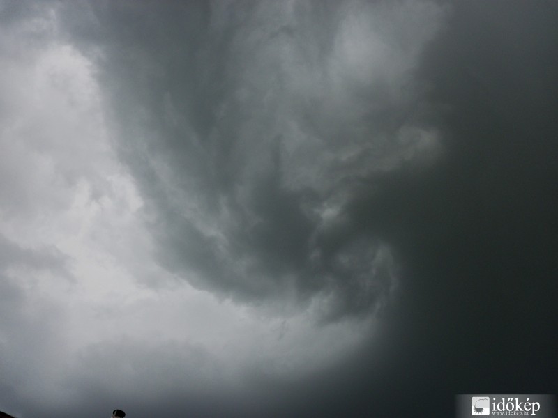 Örvénylő-kavargó felhők